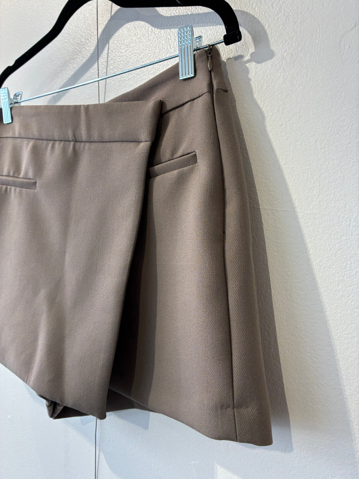 Zara - Taupe shorts - Size M