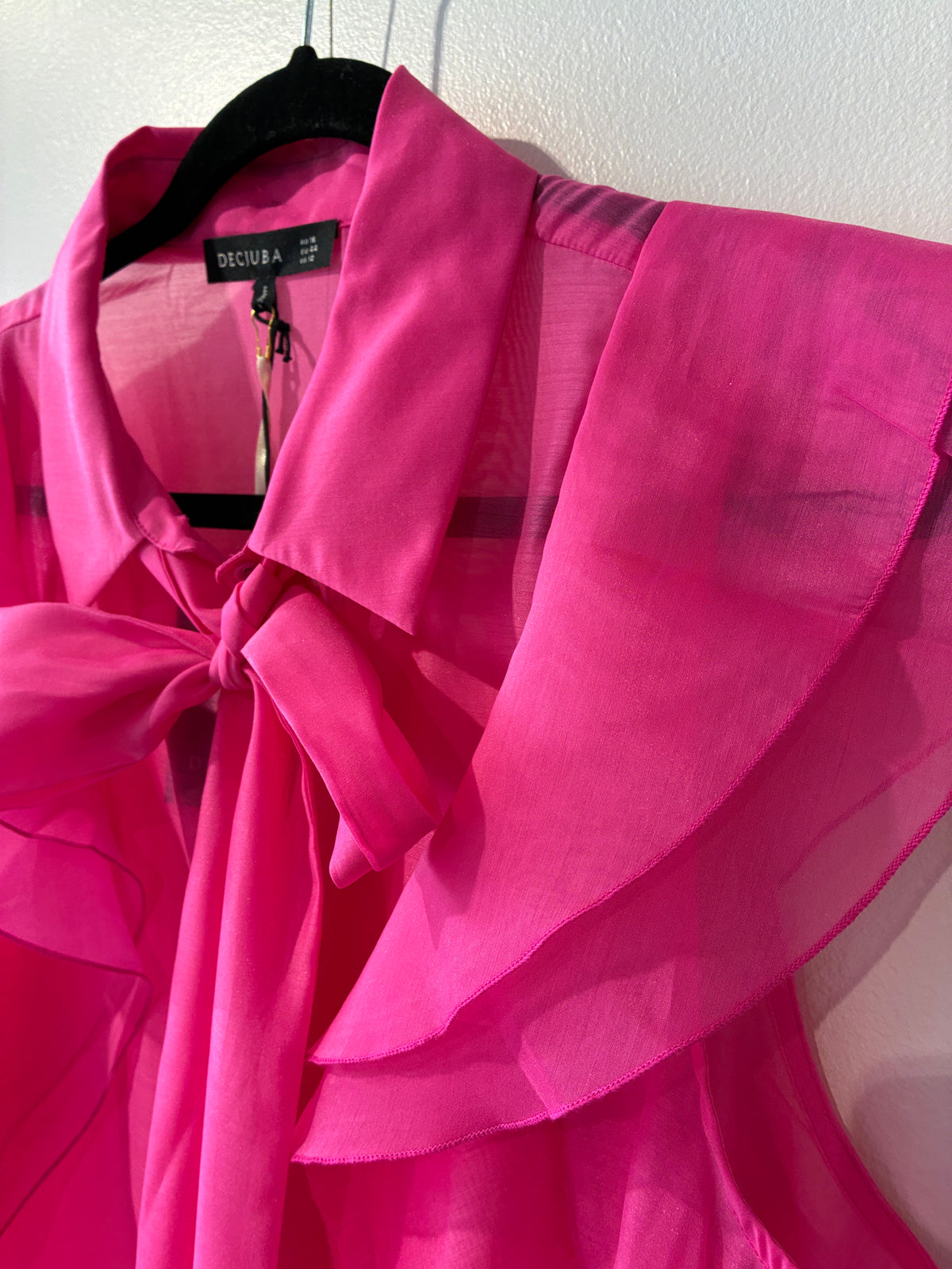 Decjuba - Sleeveless frilly shirt - Size 16