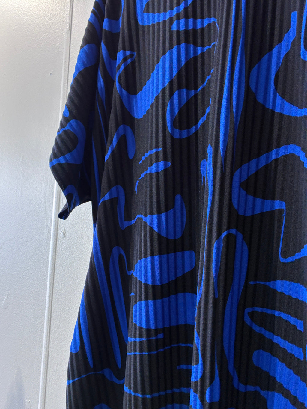 COS - Bold print pleat dress - Size L