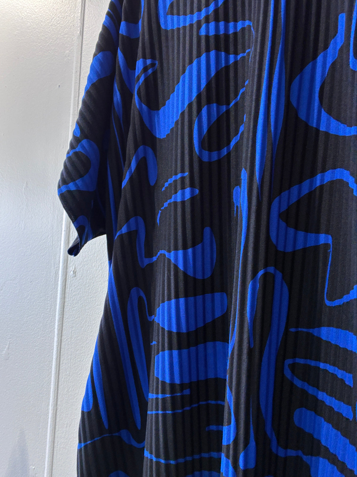 COS - Bold print pleat dress - Size L